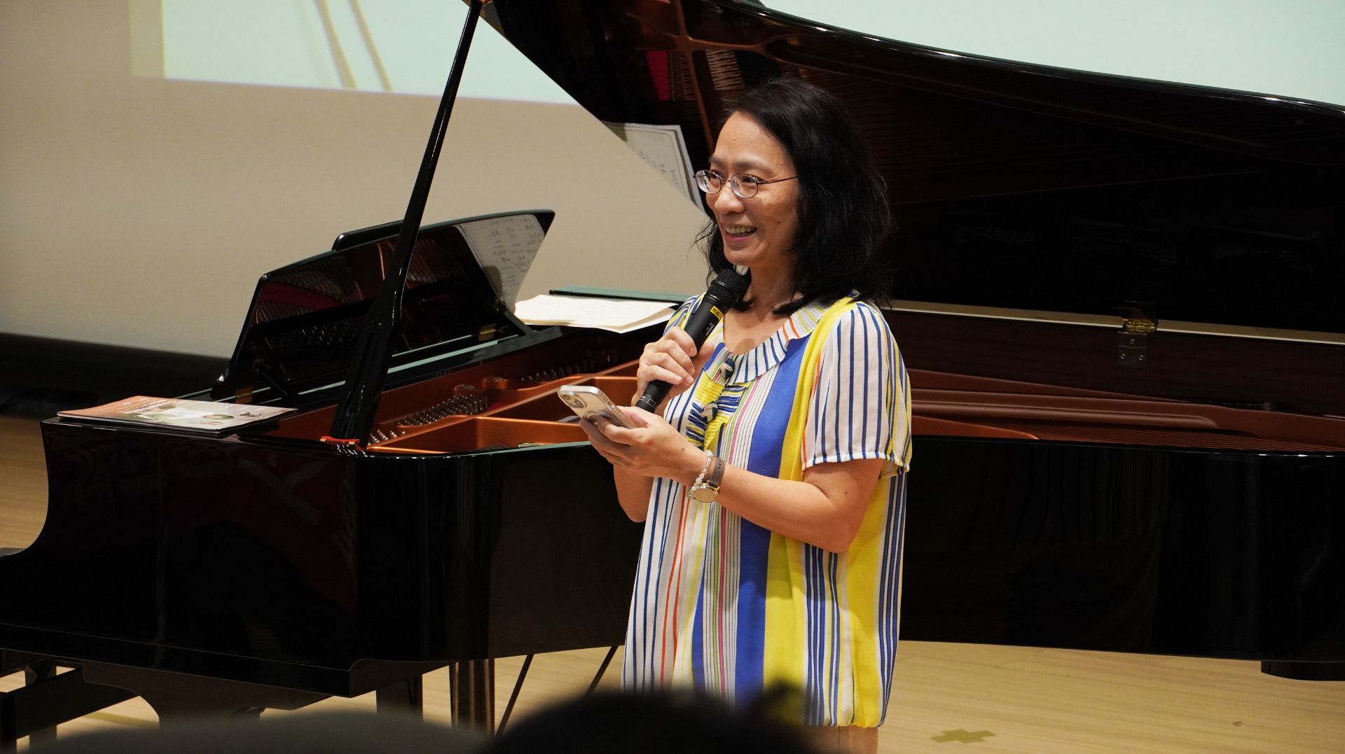 通識中心林子晴老師為本場演奏會開場。