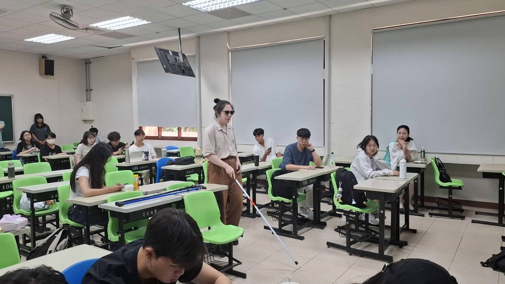 學生模擬視障者在校園中行走的情境