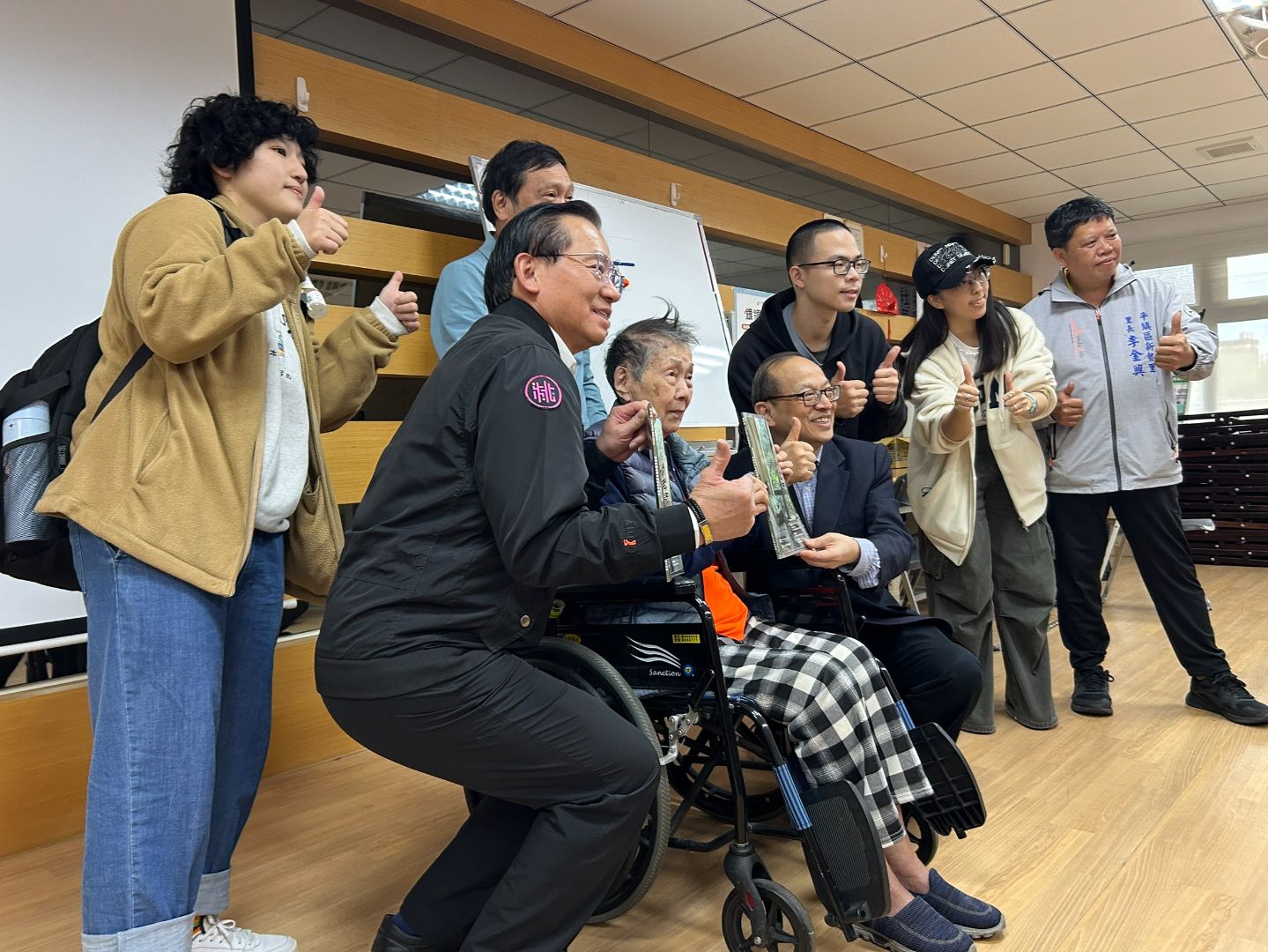 與據點長輩合影