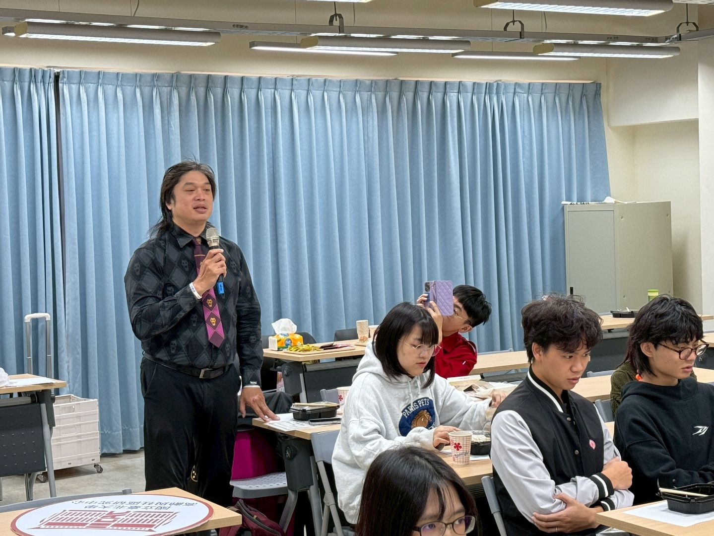 社工系進修部二年級李同學分享看見自己教學節奏上明顯的進步，體會到教學相長