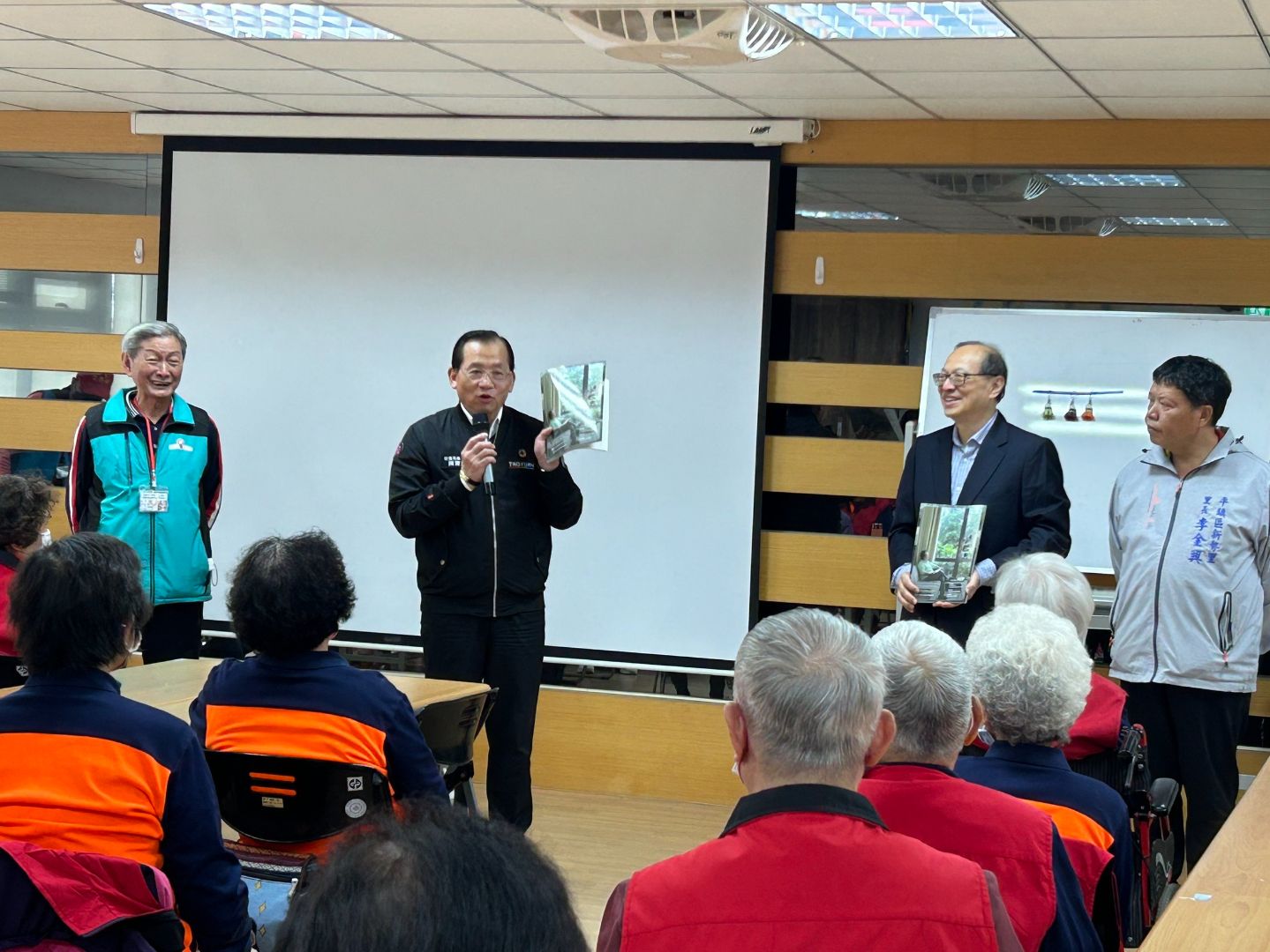 陳寶民局長介紹學老誌