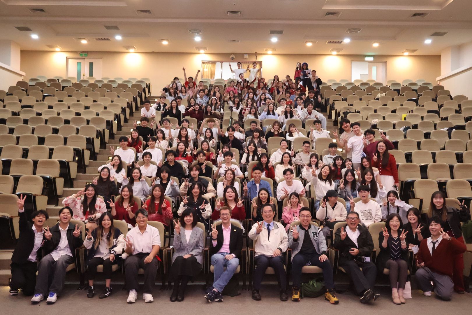 師長來賓與僑外同學大合照