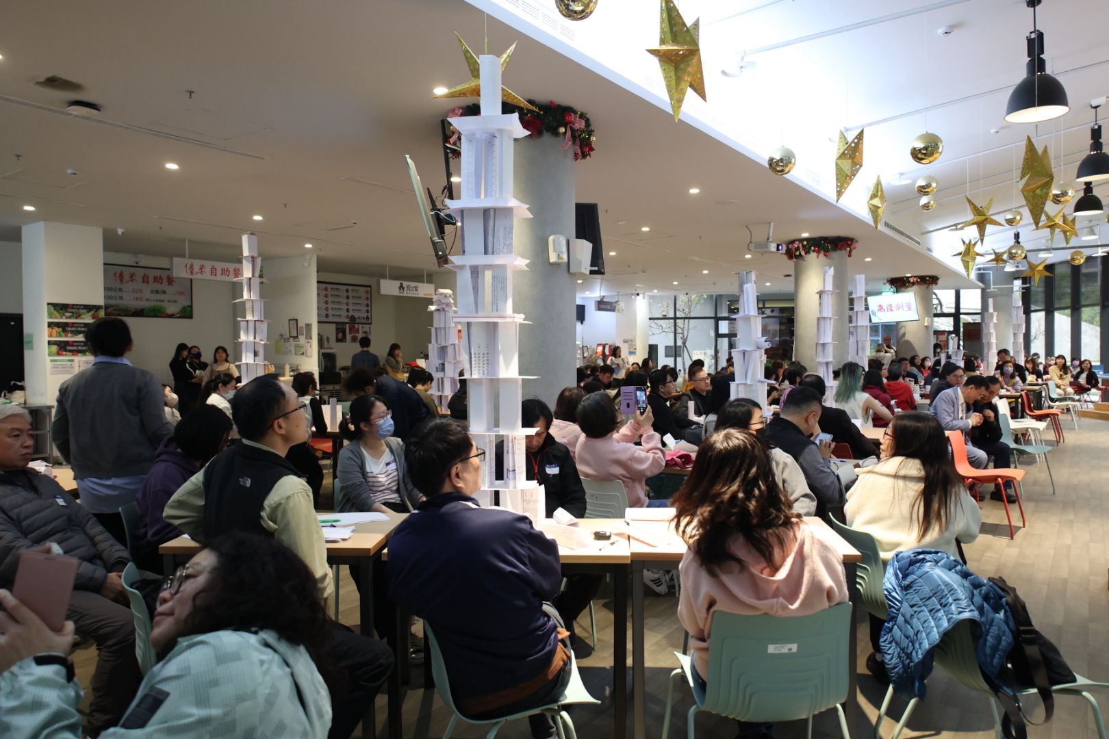 完成一座座由紙張所堆積的高塔